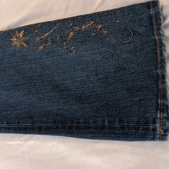 Gold Floral Embroidered Jeans, 31x34 BLU JEANIOUS. - Picture 3 of 11